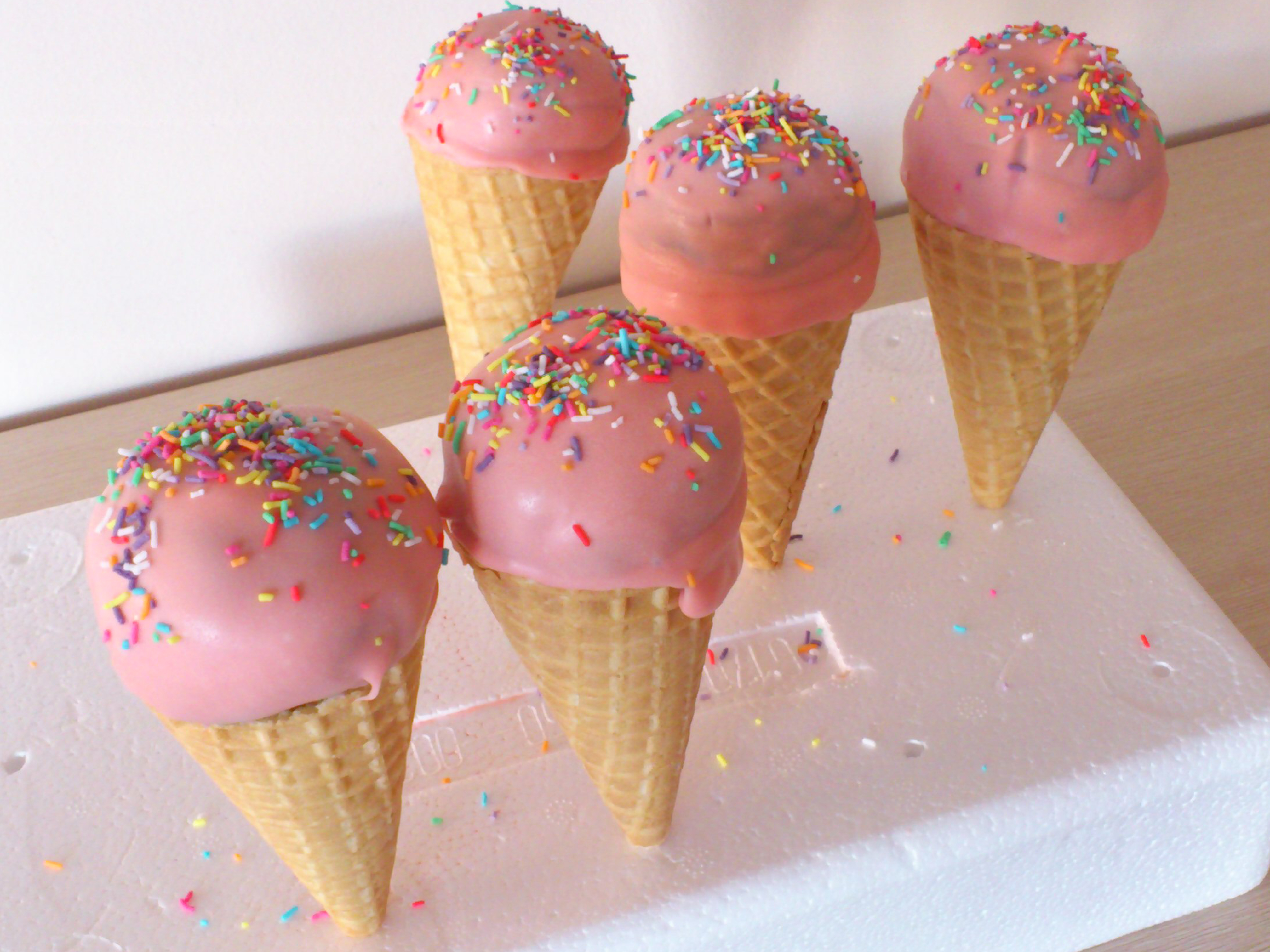 https://confessionsofacakeaddict.files.wordpress.com/2012/10/ice-cream-cone-cake-pops.jpg